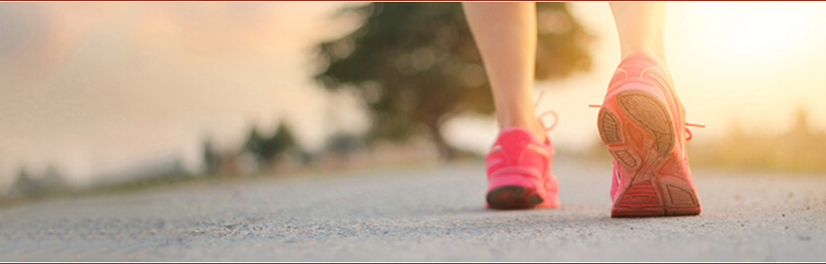 Beine einer Läuferin, die durch Joggen ihrer Durchblutung etwas Gutes tut.