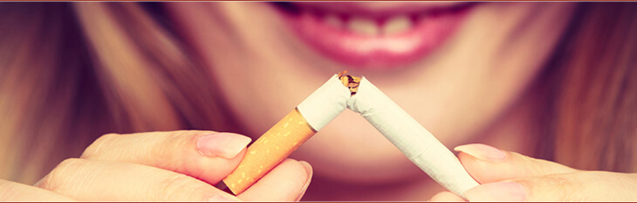 Junge Frau hält zerbrochene Zigarette in den Händen: Mit dem Rauchen aufzuhören, unterstützt gesunde Viskosität des Blutes.