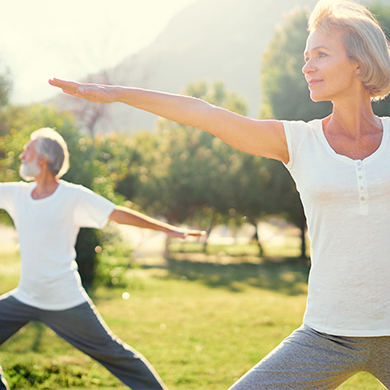 Älteres Ehepaar macht Yoga zum Stressabbau.